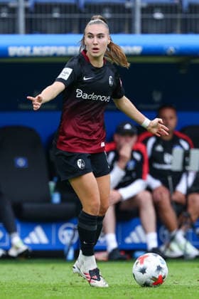 Alena Bienz (SC Freiburg, 8) am Ball, Freisteller, Einzelbild, Ganzkörper, Aktion, Action, Spielszene, gibt Anweisungen, gestikuliert, mit den Armen gestikulieren, DIE DFB-RICHTLINIEN UNTERSAGEN JEGLICHE NUTZUNG VON FOTOS ALS SEQUENZBILDER UND ODER VIDEOÄHNLICHE FOTOSTRECKEN. DFB REGULATIONS PROHIBIT ANY USE OF PHOTOGRAPHS AS IMAGE SEQUENCES AND OR QUASI-VIDEO., 23.08.2026, Hamburg (Deutschland), Fussball, Google Pixel Frauen-Bundesliga, Hamburger SV - SC Freiburg *** Alena Bienz, SC Freiburg, No. 8 with the ball, cutout, single frame, full body, action, game scene, giving instructions, gesturing, gesturing with her arms, DFB REGULATIONS PROHIBIT ANY USE OF PHOTOGRAPHS AS SEQUENCE IMAGES AND OR VIDEO-LIKE PHOTO SERIES DFB REGULATIONS PROHIBIT ANY USE OF PHOTOGRAPHS AS IMAGE SEQUENCES AND OR QUASI-VIDEO, August 23, 2026, Hamburg, Germany, Soccer, Google Pixel Women’s Bundesliga, Hamburger SV vs. SC Freiburg xobx