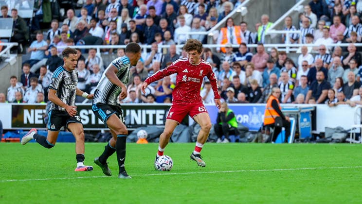 Newcastle United v Liverpool, Premier League Koumas (67) during the Premier League match between Newcastle United and Liverpool at St. James s Park, Newcastle, UK on 23 August 2026. Editorial use only DataCo restrictions apply See www.football-dataco.com , Copyright: xSimonxDaviesx PSI-24722-0351