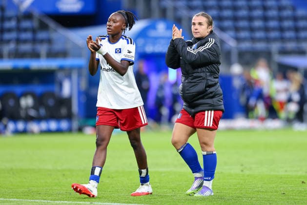 v.li.: Magou Doucoure (Hamburger SV, HSV, 2) und Leila Peneau (Hamburger SV, 15) bedanken sich bei den Fans, Zuschauern für die Unterstützung, DIE DFB-RICHTLINIEN UNTERSAGEN JEGLICHE NUTZUNG VON FOTOS ALS SEQUENZBILDER UND ODER VIDEOÄHNLICHE FOTOSTRECKEN. DFB REGULATIONS PROHIBIT ANY USE OF PHOTOGRAPHS AS IMAGE SEQUENCES AND OR QUASI-VIDEO., 23.08.2026, Hamburg (Deutschland), Fussball, Google Pixel Frauen-Bundesliga, Hamburger SV - SC Freiburg *** v li Magou Doucoure of Hamburger SV (HSV), No. 2, and Leila Peneau of Hamburger SV, No. 15, thank the fans and spectators for their support, DFB REGULATIONS PROHIBIT ANY USE OF PHOTOGRAPHS AS IMAGE SEQUENCES AND OR VIDEO-LIKE PHOTO SERIES DFB REGULATIONS PROHIBIT ANY USE OF PHOTOGRAPHS AS IMAGE SEQU, August 23, 2026, Hamburg, Germany, Soccer, Google Pixel Women’s Bundesliga, Hamburger SV, SC Freiburg xobx
