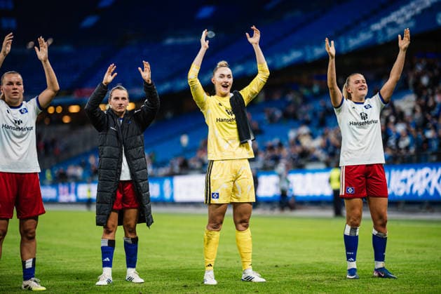 Google Pixel Frauen-Bundesliga: Hamburger SV vs. SC Freiburg, 23.08.2026 Die Mannschaft vom HSV geht zu den Fans und klatscht zu denen, hier Kinga Szemik (Hamburger SV, 12); Fußball, Google Pixel Frauen-Bundesliga, 1. Spieltag: Hamburger SV vs. SC Freiburg am 23.08.2026 im Volksparkstadion, Hamburg DFB REGULATIONS PROHIBIT ANY USE OF PHOTOGRAPHS AS IMAGE SEQUENCES AND OR QUASI-VIDEO. *** Google Pixel Women s Bundesliga: Hamburger SV vs. SC Freiburg, August 23, 2026. The HSV team goes over to the fans and claps for them; here is Kinga Szemik of Hamburger SV, 12 soccer, Google Pixel Women s Bundesliga, Matchday 1: Hamburger SV vs. SC Freiburg on August 23, 2026, at the Volksparkstadion, Hamburg. DFB regulations prohibit any use of photographs as image sequences and or quasi-video. Copyright: xBEAUTIFULxSPORTS Tonhäuserx