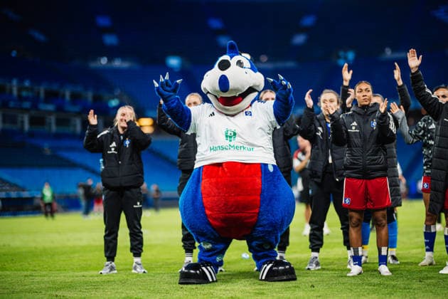Google Pixel Frauen-Bundesliga: Hamburger SV vs. SC Freiburg, 23.08.2026 Die Mannschaft vom HSV geht zu den Fans und klatscht zu denen, hier Dino Hermann; Fußball, Google Pixel Frauen-Bundesliga, 1. Spieltag: Hamburger SV vs. SC Freiburg am 23.08.2026 im Volksparkstadion, Hamburg DFB REGULATIONS PROHIBIT ANY USE OF PHOTOGRAPHS AS IMAGE SEQUENCES AND OR QUASI-VIDEO. *** Google Pixel Women s Bundesliga: Hamburger SV vs. SC Freiburg, August 23, 2026. The HSV team goes over to the fans and high-fives them; here, Dino Hermann. Soccer, Google Pixel Women s Bundesliga, Matchday 1: Hamburger SV vs. SC Freiburg on August 23, 2026, at the Volksparkstadion, Hamburg. DFB regulations prohibit any use of photographs as image sequences and or quasi-video. Copyright: xBEAUTIFULxSPORTS Tonhäuserx