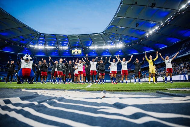 Google Pixel Frauen-Bundesliga: Hamburger SV vs. SC Freiburg, 23.08.2026 Die Mannschaft vom HSV geht zu den Fans und klatscht zu denen; Fußball, Google Pixel Frauen-Bundesliga, 1. Spieltag: Hamburger SV vs. SC Freiburg am 23.08.2026 im Volksparkstadion, Hamburg DFB REGULATIONS PROHIBIT ANY USE OF PHOTOGRAPHS AS IMAGE SEQUENCES AND OR QUASI-VIDEO. *** Google Pixel Women s Bundesliga: Hamburger SV vs. SC Freiburg, August 23, 2026. The HSV team goes out to the fans and high-fives them. Soccer, Google Pixel Women s Bundesliga, Matchday 1: Hamburger SV vs. SC Freiburg on August 23, 2026, at the Volksparkstadion in Hamburg. DFB regulations prohibit any use of photographs as image sequences and or quasi-video. Copyright: xBEAUTIFULxSPORTS Tonhäuserx