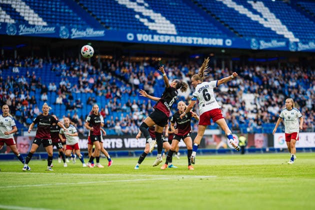 Google Pixel Frauen-Bundesliga: Hamburger SV vs. SC Freiburg, 23.08.2026 Annaleen Böhler (Hamburger SV, 6) köpft über Nicole Ojukwu (SC Freiburg, 6); Fußball, Google Pixel Frauen-Bundesliga, 1. Spieltag: Hamburger SV vs. SC Freiburg am 23.08.2026 im Volksparkstadion, Hamburg DFB REGULATIONS PROHIBIT ANY USE OF PHOTOGRAPHS AS IMAGE SEQUENCES AND OR QUASI-VIDEO. *** Google Pixel Women s Bundesliga: Hamburger SV vs. SC Freiburg, August 23, 2026; Annaleen Böhler (Hamburger SV, 6) heads the ball over Nicole Ojukwu (SC Freiburg, 6); soccer; Google Pixel Women s Bundesliga, Matchday 1: Hamburger SV vs. SC Freiburg on August 23, 2026, at the Volksparkstadion, Hamburg. DFB regulations prohibit any use of photographs as image sequences and or quasi-video. Copyright: xBEAUTIFULxSPORTS Tonhäuserx