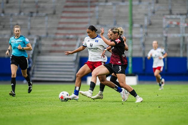 Google Pixel Frauen-Bundesliga: Hamburger SV vs. SC Freiburg, 23.08.2026 Melina Krüger (Hamburger SV, 9) gegen Alina Axtmann (SC Freiburg, 3) und Nicole Ojukwu (SC Freiburg, 6); Fußball, Google Pixel Frauen-Bundesliga, 1. Spieltag: Hamburger SV vs. SC Freiburg am 23.08.2026 im Volksparkstadion, Hamburg DFB REGULATIONS PROHIBIT ANY USE OF PHOTOGRAPHS AS IMAGE SEQUENCES AND OR QUASI-VIDEO. *** Google Pixel Women s Bundesliga: Hamburger SV vs. SC Freiburg, August 23, 2026—Melina Krüger (Hamburger SV), 9, against Alina Axtmann (SC Freiburg), 3, and Nicole Ojukwu (SC Freiburg), 6—Soccer, Google Pixel Women s Bundesliga, Matchday 1: Hamburger SV vs. SC Freiburg on August 23, 2026, at the Volksparkstadion, Hamburg. DFB regulations prohibit any use of photographs as image sequences and or quasi-video. Copyright: xBEAUTIFULxSPORTS Tonhäuserx