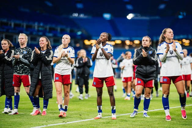 Google Pixel Frauen-Bundesliga: Hamburger SV vs. SC Freiburg, 23.08.2026 Die Mannschaft vom HSV geht zu den Fans und klatscht zu denen, hier Magou DoucourÃ (Hamburger SV, 2); Fußball, Google Pixel Frauen-Bundesliga, 1. Spieltag: Hamburger SV vs. SC Freiburg am 23.08.2026 im Volksparkstadion, Hamburg DFB REGULATIONS PROHIBIT ANY USE OF PHOTOGRAPHS AS IMAGE SEQUENCES AND OR QUASI-VIDEO. *** Google Pixel Women s Bundesliga: Hamburger SV vs. SC Freiburg, August 23, 2026. The HSV team walks over to the fans and claps for them; pictured here is Magou Doucouré of Hamburger SV. Soccer, Google Pixel Women s Bundesliga, Matchday 1: Hamburger SV vs. SC Freiburg on August 23, 2026, at the Volksparkstadion, Hamburg. DFB regulations prohibit any use of photographs as image sequences and or quasi-video. Copyright: xBEAUTIFULxSPORTS Tonhäuserx