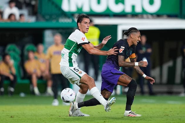 August 23, 2026, Elche, Elche, Spain: Raphinha Dias Belloli of FC Barcelona, Barca and Federico Redondo of Elche CF compete for the ball during the Spanish League, LaLiga EA Sports, football match played between Elche CF and FC Barcelona at Estadio Manuel Martinez Valero on August 23, 2026, in Elche, Spain. Elche Spain - ZUMAa181 20260823_zaa_a181_217 Copyright: xDennisxAgyemanx