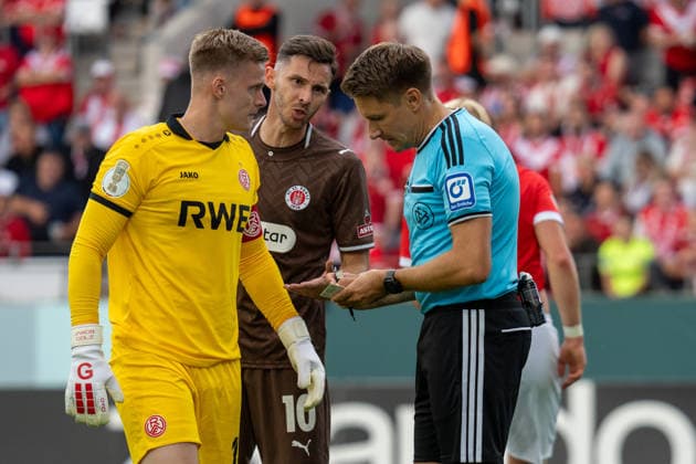 Jakob Golz (Rot-Weiss Essen, 01) und Branimir Hrgota (FC St. Pauli, 10) beim Schiedsrichter, GER Rot-Weiss Essen vs. FC St. Pauli, Fussball, DFB Pokal, Runde 1, Hauptrunde 2026 2027, 23.08.2026 DFB DFL REGULATIONS PROHIBIT ANY USE OF PHOTOGRAPHS AS IMAGE SEQUENCES AND OR QUASI-VIDEO, GER Rot-Weiss Essen vs. FC St. Pauli, Fussball, DFB Pokal, Runde 1, Hauptrunde 2026 2027, 23.08.2026 Essen *** Jakob Golz (Rot Weiss Essen), 01, and Branimir Hrgota (FC St. Pauli), 10, with the referee, GER Rot Weiss Essen vs. FC St. Pauli, Soccer, DFB Cup, Round 1, Main Round 2026–2027, August 23, 2026. DFB and DFL regulations prohibit any use of photographs as image sequences and or quasi-video. GER Rot-Weiss Essen vs. FC St. Pauli, soccer, DFB Cup, Round 1, Main Round 2026–2027, August 23, 2026, Essen Copyright: xEibner-Pressefoto FabianxFriesex EP_FFE