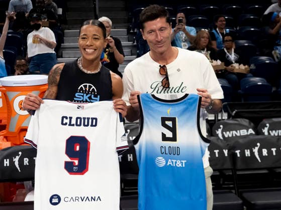CHICAGO, IL - AUGUST 23: Natasha Cloud 9 of the Chicago Sky jersey swaps with with Robert Lewandowski of FC Barcelona, Barca before the regular season WNBA, Basketball Damen, USA game between the Indiana Fever and the Chicago Sky on August 23, 2026 at the Wintrust Arena in Chicago, Illinois. (Photo by Joseph Weiser Icon Sportswire) WNBA: AUG 23 Indiana Fever at Chicago Sky EDITORIAL USE ONLY Icon260823019