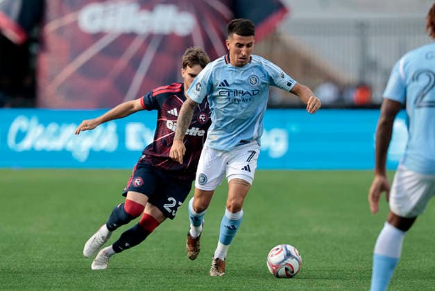 FOXBOROUGH, MA - AUGUST 23: Nicolas Fernandez 7 of the New York City Football Club moves from Will Sands 23 of the New England Revolution during a match between the New England Revolution and New York City FC on August 23, 2026, at Gillette Stadium in Foxborough, Massachusetts. (Photo by Fred Kfoury III Icon Sportswire) SOCCER: AUG 23 MLS, Fussball Herren, USA New England Revolution vs New York City FC EDITORIAL USE ONLY Icon482260823001