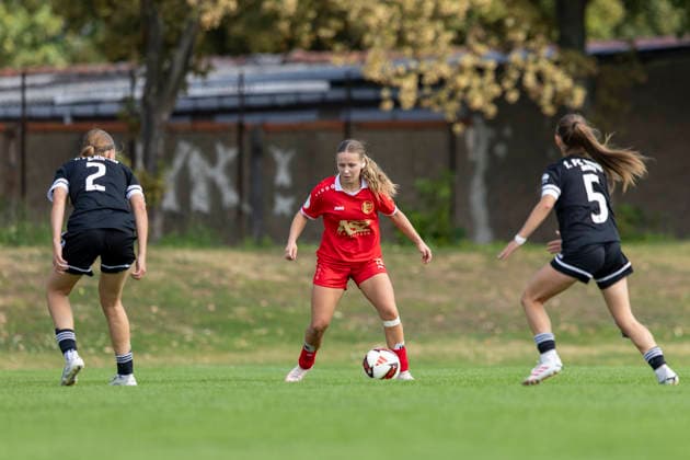 Regionalliga Nordost Frauen: 1. FFV Erfurt vs. 1. FC Union Berlin II; Erfurt; 23.08.2026 Kira Hasenbein ( 15; 1. FFV Erfurt) gegen Therese Goldmann ( 2; 1. FC Union Berlin II) (links) und Defne Bashev ( 5; 1. FC Union Berlin II) (rechts) Regionalliga Nordost Frauen: 1. FFV Erfurt vs. 1. FC Union Berlin II; Sportforum Johannesplatz Erfurt; 23.08.2026 *** Northeast Regional League Women s Division 1: FFV Erfurt vs. 1 FC Union Berlin II, Erfurt, August 23, 2026. Kira Hasenbein (15, 1) of FFV Erfurt against Therese Goldmann (2, 1) of 1 FC Union Berlin II (left) and Defne Bashev (5, 1) of 1 FC Union Berlin II on the right Northeast Regional League Women s Division 1 FFV Erfurt vs. 1 FC Union Berlin II Sportforum Johannesplatz, Erfurt, August 23, 2026 Copyright: xBEAUTIFULxSPORTS Duehringx