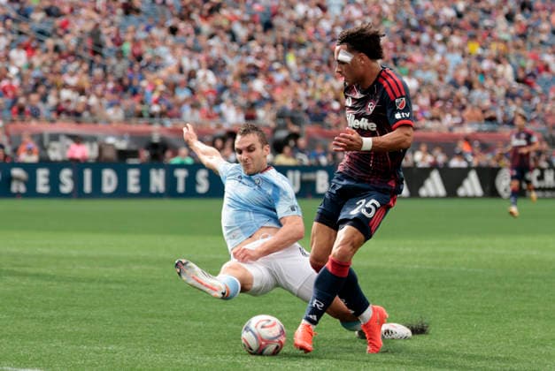 FOXBOROUGH, MA - AUGUST 23: Peyton Miller 25 of the New England Revolution gets a shot off as James Sands 6 of the New York City Football Club slides in during a match between the New England Revolution and New York City FC on August 23, 2026, at Gillette Stadium in Foxborough, Massachusetts. (Photo by Fred Kfoury III Icon Sportswire) SOCCER: AUG 23 MLS, Fussball Herren, USA New England Revolution vs New York City FC EDITORIAL USE ONLY Icon482260823013