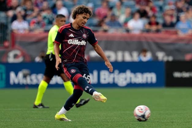 FOXBOROUGH, MA - AUGUST 23: Judah Siqueira 65 of the New England Revolution moves the ball wide during a match between the New England Revolution and New York City FC on August 23, 2026, at Gillette Stadium in Foxborough, Massachusetts. (Photo by Fred Kfoury III Icon Sportswire) SOCCER: AUG 23 MLS, Fussball Herren, USA New England Revolution vs New York City FC EDITORIAL USE ONLY Icon482260823028