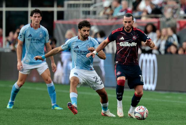 FOXBOROUGH, MA - AUGUST 23: Jack Harrison 11 of the New England Revolution holds the ball from Kevin O Toole 22 of the New York City Football Club during a match between the New England Revolution and New York City FC on August 23, 2026, at Gillette Stadium in Foxborough, Massachusetts. (Photo by Fred Kfoury III Icon Sportswire) SOCCER: AUG 23 MLS, Fussball Herren, USA New England Revolution vs New York City FC EDITORIAL USE ONLY Icon482260823029
