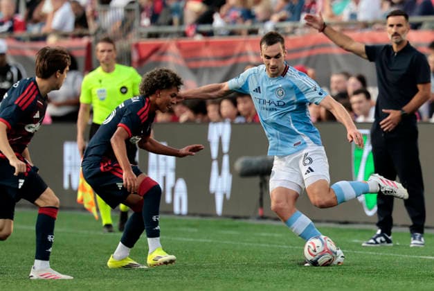 FOXBOROUGH, MA - AUGUST 23: James Sands 6 of the New York City Football Club cuts from Judah Siqueira 65 of the New England Revolution during a match between the New England Revolution and New York City FC on August 23, 2026, at Gillette Stadium in Foxborough, Massachusetts. (Photo by Fred Kfoury III Icon Sportswire) SOCCER: AUG 23 MLS, Fussball Herren, USA New England Revolution vs New York City FC EDITORIAL USE ONLY Icon482260823033