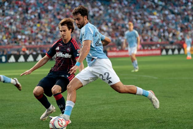 FOXBOROUGH, MA - AUGUST 23: Kevin O Toole 22 of the New York City Football Club tries to cross as Cody Baker 15 of the New England Revolution moves in during a match between the New England Revolution and New York City FC on August 23, 2026, at Gillette Stadium in Foxborough, Massachusetts. (Photo by Fred Kfoury III Icon Sportswire) SOCCER: AUG 23 MLS, Fussball Herren, USA New England Revolution vs New York City FC EDITORIAL USE ONLY Icon482260823038