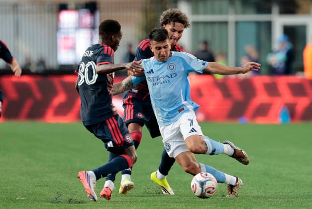 FOXBOROUGH, MA - AUGUST 23: Nicolas Fernandez 7 of the New York City Football Club cuts on Alhassan Yusuf 80 of the New England Revolution during a match between the New England Revolution and New York City FC on August 23, 2026, at Gillette Stadium in Foxborough, Massachusetts. (Photo by Fred Kfoury III Icon Sportswire) SOCCER: AUG 23 MLS, Fussball Herren, USA New England Revolution vs New York City FC EDITORIAL USE ONLY Icon482260823042