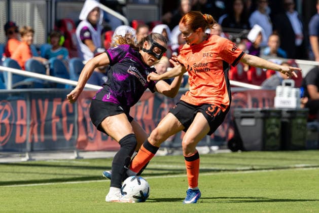 SAN JOSE, CA - AUGUST 23: Linda Ullmark 30 of the Houston Dash and Jenna Nighswonger 31 of Bay FC battle for the ball during NWSL match on August 23, 2026 at PayPal Park in San Jose, CA. (Photo by Matthew Huang Icon Sportswire) SOCCER: AUG 23 NWSL Bay FC vs Houston Dash EDITORIAL USE ONLY Icon260823002