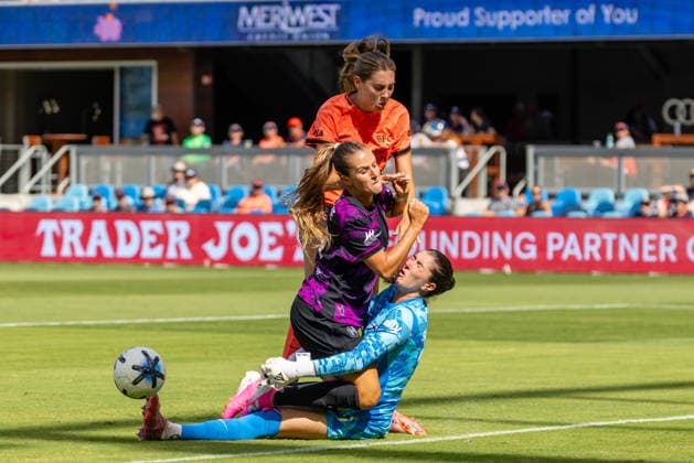 SAN JOSE, CA - AUGUST 23: Kate Faasse 23 of the Houston Dash runs into Jordan Silkowitz 29 of Bay FC during NWSL match on August 23, 2026 at PayPal Park in San Jose, CA. (Photo by Matthew Huang Icon Sportswire) SOCCER: AUG 23 NWSL Bay FC vs Houston Dash EDITORIAL USE ONLY Icon260823009