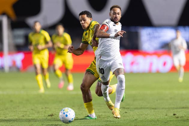 Santos v Mirassol - Brazilian Serie A SANTOS, BRAZIL - AUGUST 23: Neymar of Santos challenges Wallisson of Mirassol for the ball during the Campeonato Brasileiro Serie A match between Santos and Mirassol at Estadio Urbano Caldeira on August 23, 2026 in Santos, Brazil. Santos Stadium Urbano Caldeira Sao Paulo Brazil