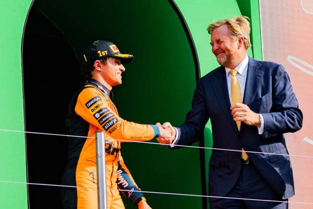 FIA Formula 1 World Championship, WM, Weltmeisterschaft Dutch Grand Prix 2026 Zandvoort, 20.08.2026, Das Rennen, Grosser Preis Siegerehrung mit König Willem-Alexander und Lando Norris mit Siegerpokal Luis Vuitton *** FIA Formula 1 World Championship, 2026 Dutch Grand Prix at Zandvoort, August 20, 2026, The Race, Grand Prix Podium Ceremony with King Willem-Alexander and Lando Norris holding the Louis Vuitton winner s trophy Copyright: xBahhoxKarax