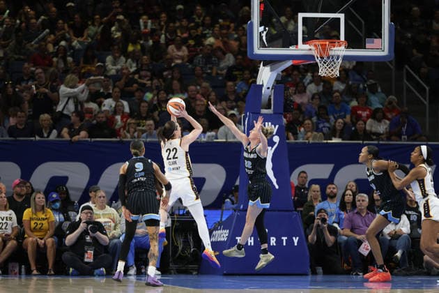 CHICAGO, USA - August 23: Caitlin Clark (22 Indiana Fever) shoots the ball during the WNBA, Basketball Damen, USA game between the Chicago Sky and Indiana Fever at Wintrust Arena on Saturday, August 8 in Chicago, USA  Copyright: xShainaxBenhiyoun SPPx Sportspressphoto_SPR214390