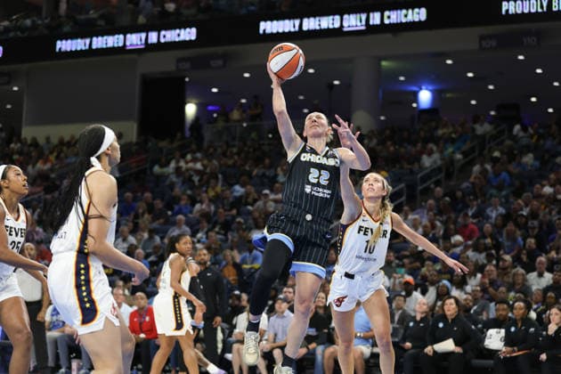 CHICAGO, USA - August 23: Courtney Vandersloot (22 Chicago Sky) attempts a layup during the WNBA, Basketball Damen, USA game between the Chicago Sky and Indiana Fever at Wintrust Arena on Saturday, August 8 in Chicago, USA  Copyright: xShainaxBenhiyoun SPPx Sportspressphoto_SPR214401