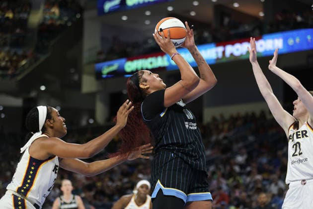 CHICAGO, USA - August 23: Kamilla Cardoso (10 Chicago Sky) shoots the ball during the WNBA, Basketball Damen, USA game between the Chicago Sky and Indiana Fever at Wintrust Arena on Saturday, August 8 in Chicago, USA  Copyright: xShainaxBenhiyoun SPPx Sportspressphoto_SPR214432