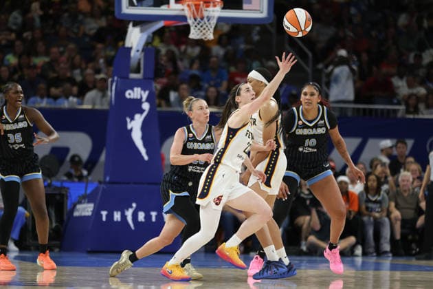 CHICAGO, USA - August 23: Caitlin Clark (22 Indiana Fever) in action during the WNBA, Basketball Damen, USA game between the Chicago Sky and Indiana Fever at Wintrust Arena on Saturday, August 8 in Chicago, USA  Copyright: xShainaxBenhiyoun SPPx Sportspressphoto_SPR214437
