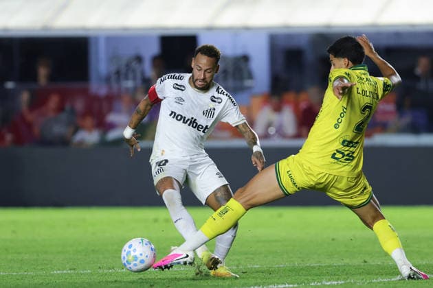 SANTOS, BRAZIL - AUGUST 23: Neymar of Santos (L) controls the ball under pressure from Lucas Oliveira of Mirassol (R) during a Brasileirao 2026 match between Santos and Mirassol at Vila Belmiro Stadium on August 23, 2026 in Santos, Brazil (Photo by Leo Barrilari Sports Press Photo SPP)  Copyright: xSportsxPressxPhotox Sportspressphoto_SPR214460