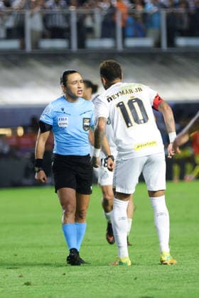 SANTOS, BRAZIL - AUGUST 23: The Referee Edina Alves Batista (L) argues with Neymar of Santos (R) during a Brasileirao 2026 match between Santos and Mirassol at Vila Belmiro Stadium on August 23, 2026 in Santos, Brazil (Photo by Leo Barrilari Sports Press Photo SPP)  Copyright: xSportsxPressxPhotox Sportspressphoto_SPR214469
