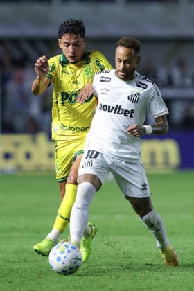 SANTOS, BRAZIL - AUGUST 23: Neymar of Santos (R) passes the ball under pressure from Neto of Mirassol (L) during a Brasileirao 2026 match between Santos and Mirassol at Vila Belmiro Stadium on August 23, 2026 in Santos, Brazil (Photo by Leo Barrilari Sports Press Photo SPP)  Copyright: xSportsxPressxPhotox Sportspressphoto_SPR214471