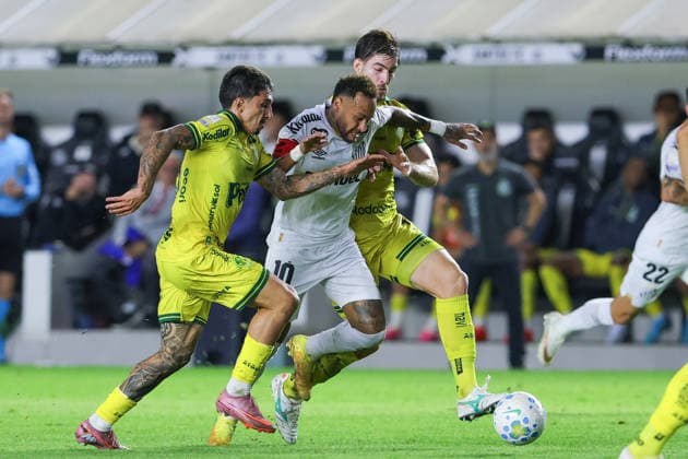 SANTOS, BRAZIL - AUGUST 23: Neymar of Santos (C) runs with the ball under pressure from Gabriel Knesowitsch of Mirassol (R) and Gustavo Cazonatti of Mirassol (L) during a Brasileirao 2026 match between Santos and Mirassol at Vila Belmiro Stadium on August 23, 2026 in Santos, Brazil (Photo by Leo Barrilari Sports Press Photo SPP)  Copyright: xSportsxPressxPhotox Sportspressphoto_SPR214474