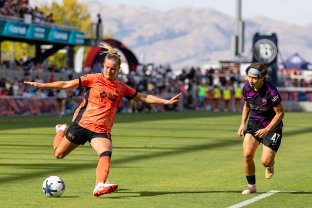 SAN JOSE, CA - AUGUST 23: Claire Hutton 8 of Bay FC crosses the ball against Miljana Ivanovic 47 of the Houston Dash during NWSL match on August 23, 2026 at PayPal Park in San Jose, CA. (Photo by Matthew Huang Icon Sportswire) SOCCER: AUG 23 NWSL Bay FC vs Houston Dash EDITORIAL USE ONLY Icon260823013