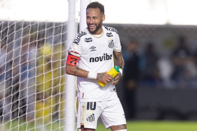 Santos v Mirassol - Brazilian Serie A SANTOS, BRAZIL - AUGUST 23: Neymar Junior of Santos celebrate a goal with supporters during the Campeonato Brasileiro Serie A match between Santos and Mirassol at Estadio Urbano Caldeira on August 23, 2026 in Santos, Brazil. Santos Stadium Urbano Caldeira Sao Paulo Brazil