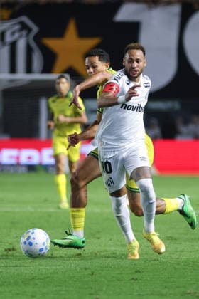 SANTOS, BRAZIL - AUGUST 23: Neymar of Santos (R) runs with the ball under pressure from Wallisson Luiz of Mirassol (L) during a Brasileirao 2026 match between Santos and Mirassol at Vila Belmiro Stadium on August 23, 2026 in Santos, Brazil (Photo by Leo Barrilari Sports Press Photo SPP)  Copyright: xSportsxPressxPhotox Sportspressphoto_SPR214481