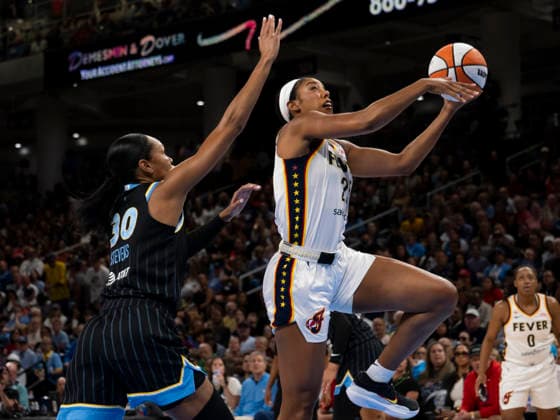 CHICAGO, IL - AUGUST 23: Monique Billings 25 of the Indiana Fever goes up for a basket against Azura Stevens 30 of the Chicago Sky during the regular season WNBA, Basketball Damen, USA game between the Indiana Fever and the Chicago Sky on August 23, 2026 at the Wintrust Arena in Chicago, Illinois. (Photo by Joseph Weiser Icon Sportswire) WNBA: AUG 23 Indiana Fever at Chicago Sky EDITORIAL USE ONLY Icon260823024