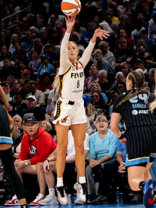 CHICAGO, IL - AUGUST 23: Sophie Cunningham 8 of the Indiana Fever shoots the ball during the regular season WNBA, Basketball Damen, USA game between the Indiana Fever and the Chicago Sky on August 23, 2026 at the Wintrust Arena in Chicago, Illinois. (Photo by Joseph Weiser Icon Sportswire) WNBA: AUG 23 Indiana Fever at Chicago Sky EDITORIAL USE ONLY Icon260823039