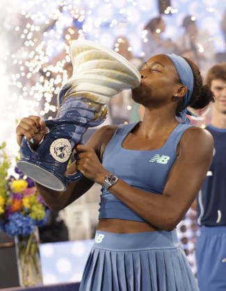 Cincinatti Open tennis tournament Coco Gauff of the USA kisses the Rookwood trophy as she celebrates her win over Jessica Pegula of the USA in the women s singles final of the Cincinnati Open tennis tournament in Cincinnati, Ohio, USA, 23 August 2026. CINCINNATI OHIO UNITED STATES  Copyright: xMARKxLYONSx