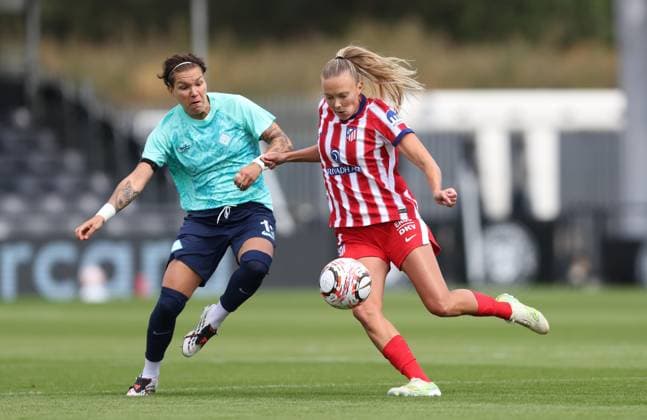 Pre Season Friendly - London City Lionesses v Atletico de Madrid Femenino BROMLEY, ENGLAND, AUGUST 23: Synne Jensen of Atletico de Madrid Femenino battles for the ball with Elena Linari of London City Lionesses during the Pre Season Friendly match between London City Lionesses v Atletico de Madrid Femenino at Copper Jax Community Stadium, Bromley, London on 23 August. (Photo by Daniel Weir) London Copper Jax Community Stadium United Kingdom Copyright: xDanielxWeir SportsxPressxPhotox Sportspressphoto_SPR214534
