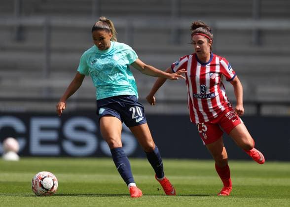 Pre Season Friendly - London City Lionesses v Atletico de Madrid Femenino BROMLEY, ENGLAND, AUGUST 23: Delphine Cascarino of London City Lionesses battles for the ball with Alexia Fernandez of Atletico de Madrid Femenino during the Pre Season Friendly match between London City Lionesses v Atletico de Madrid Femenino at Copper Jax Community Stadium, Bromley, London on 23 August. (Photo by Daniel Weir) London Copper Jax Community Stadium United Kingdom Copyright: xDanielxWeir SportsxPressxPhotox Sportspressphoto_SPR214547