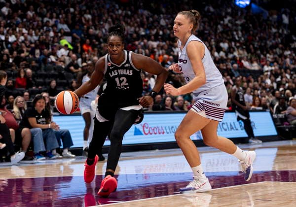 August 23, 2026, Vancouver, Bc, CANADA: 0Las Vegas Aces Chelsea Gray (12) drives past Toronto Tempo s Laura Juskaite (2) during the first half of a WNBA, Basketball Damen, USA basketball game, in Vancouver, on Sunday Aug. 23, 2026. Canada News - August 23, 2026  - ZUMAc35_ 20260823_zaf_c35_104 Copyright: xJacobxMallarix