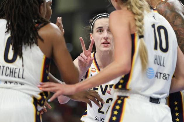 CHICAGO, USA - August 23: Caitlin Clark (22 Indiana Fever) speaks with teammates during the WNBA, Basketball Damen, USA game between the Chicago Sky and Indiana Fever at Wintrust Arena on Saturday, August 8 in Chicago, USA  Copyright: xShainaxBenhiyoun SPPx Sportspressphoto_SPR214754
