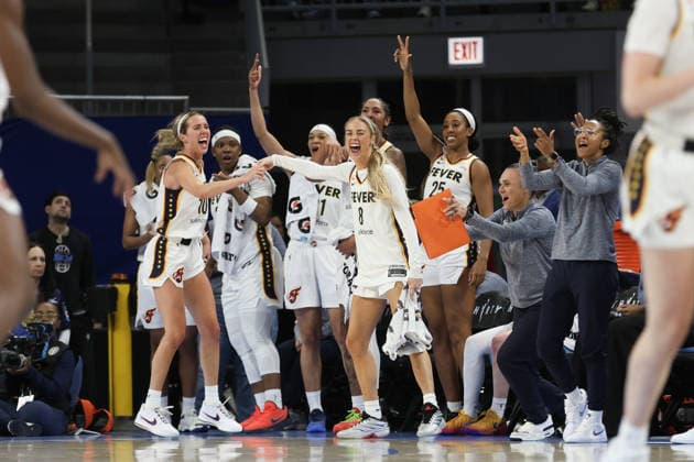 CHICAGO, USA - August 23: Lexie Hull (10 Indiana Fever) Sophie Cunningham (8 Indiana Fever) and the Indiana bench players celebrate a three pointer during the WNBA, Basketball Damen, USA game between the Chicago Sky and Indiana Fever at Wintrust Arena on Saturday, August 8 in Chicago, USA  Copyright: xShainaxBenhiyoun SPPx Sportspressphoto_SPR214778