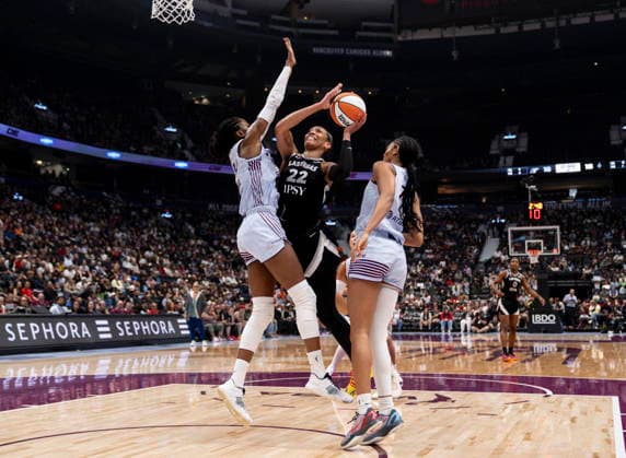 August 23, 2026, Vancouver, Bc, CANADA: Las Vegas Aces A ja Wilson (22) drives to the basket as Toronto Tempo s Temi Fagbenle, left, and Toronto Tempo s Teonni Key, right, defend during the first half of a WNBA, Basketball Damen, USA game, in Vancouver, on Sunday Aug. 23, 2026. Canada News - August 23, 2026  - ZUMAc35_ 20260823_zaf_c35_127 Copyright: xJacobxMallarix