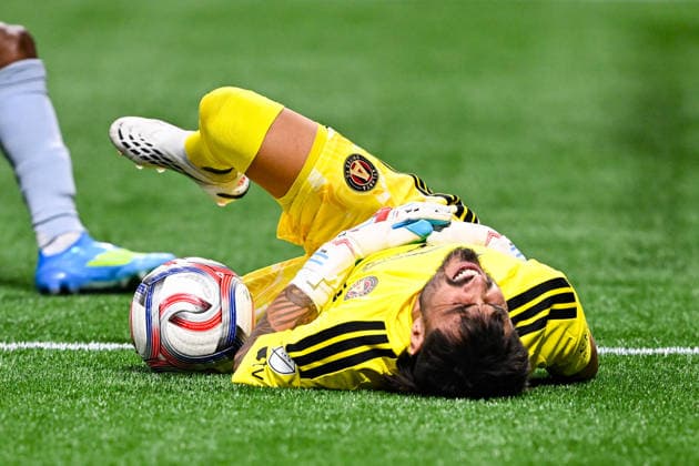 ATLANTA, GA - AUGUST 23: Lucas Hoyos 1 of Atlanta lies on the ground in pain during the MLS, Fussball Herren, USA match between Sporting Kansas City and Atlanta United FC on August 23rd, 2026 at Mercedes-Benz Stadium in Atlanta, GA. (Photo by Rich von Biberstein Icon Sportswire) SOCCER: AUG 23 MLS Atlanta United vs Sporting Kansas City EDITORIAL USE ONLY Icon260823015