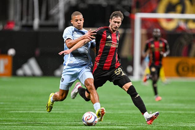 ATLANTA, GA - AUGUST 23: Zorhan Bassong 22 of Kansas City and Alexey Miranchuk 59 of Atlanta battle for possession during the MLS, Fussball Herren, USA match between Sporting Kansas City and Atlanta United FC on August 23rd, 2026 at Mercedes-Benz Stadium in Atlanta, GA. (Photo by Rich von Biberstein Icon Sportswire) SOCCER: AUG 23 MLS Atlanta United vs Sporting Kansas City EDITORIAL USE ONLY Icon260823022