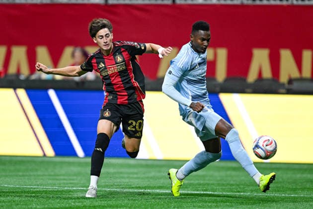 ATLANTA, GA - AUGUST 23: Luke Brennan 20 of Atlanta and Moises Mosquera 3 of Kansas City battle for possession during the MLS, Fussball Herren, USA match between Sporting Kansas City and Atlanta United FC on August 23rd, 2026 at Mercedes-Benz Stadium in Atlanta, GA. (Photo by Rich von Biberstein Icon Sportswire) SOCCER: AUG 23 MLS Atlanta United vs Sporting Kansas City EDITORIAL USE ONLY Icon260823027