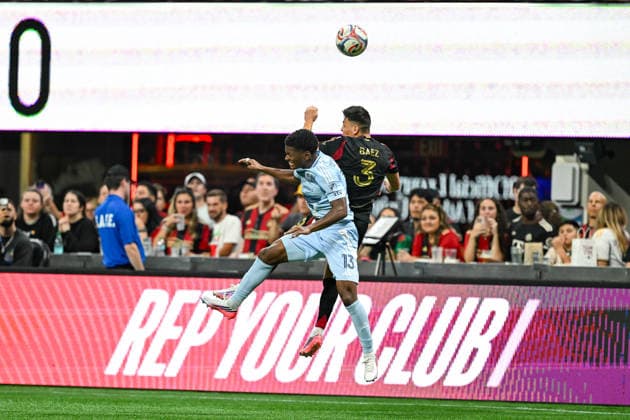 ATLANTA, GA - AUGUST 23: Justin Reynolds 13 of Kansas City and Elias Baez 3 of Atlanta battle for a header during the MLS, Fussball Herren, USA match between Sporting Kansas City and Atlanta United FC on August 23rd, 2026 at Mercedes-Benz Stadium in Atlanta, GA. (Photo by Rich von Biberstein Icon Sportswire) SOCCER: AUG 23 MLS Atlanta United vs Sporting Kansas City EDITORIAL USE ONLY Icon260823032