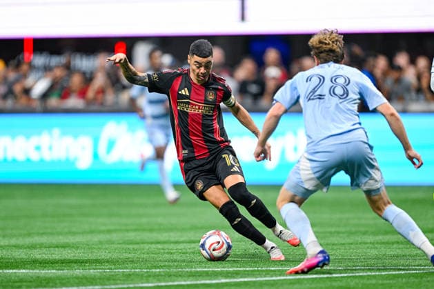 ATLANTA, GA - AUGUST 23: Miguel Almiron 10 of Atlanta dribbles during the MLS, Fussball Herren, USA match between Sporting Kansas City and Atlanta United FC on August 23rd, 2026 at Mercedes-Benz Stadium in Atlanta, GA. (Photo by Rich von Biberstein Icon Sportswire) SOCCER: AUG 23 MLS Atlanta United vs Sporting Kansas City EDITORIAL USE ONLY Icon260823035