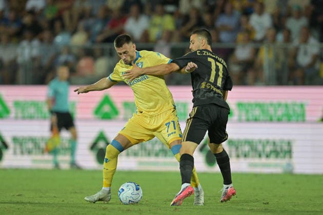SOCCER - Serie A - Frosinone Calcio vs. Juventus FC Photo by IPA ABACAPRESS.COM87747680 - Aleksa Terzic of Frosinone under pressure from Edon Zhegrova of Juventus during the Serie A Enilive soccer match between Frosinone and FC Juventus at the Benito Stirpe Stadium on August 23, 2026, in Frosinone, Lazio. During the Frosinone Calcio vs. Juventus FC Italian Serie A soccer match in Frosinone, Italy, on August 23, 2026 Frosinone Italy  Copyright: xIPAxSport ABACAx